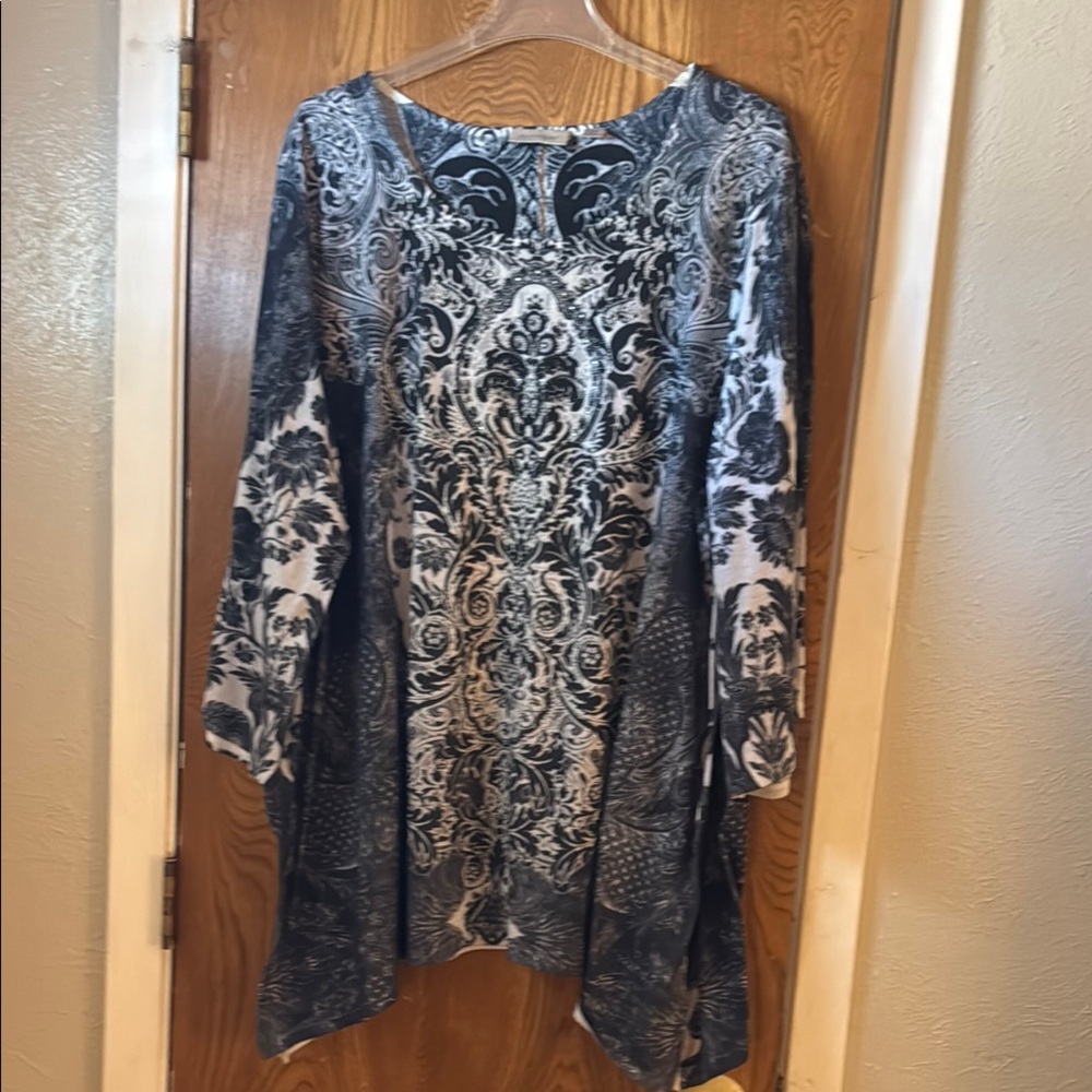 Elegant Plus Size Black and White Patterned Tunic Top